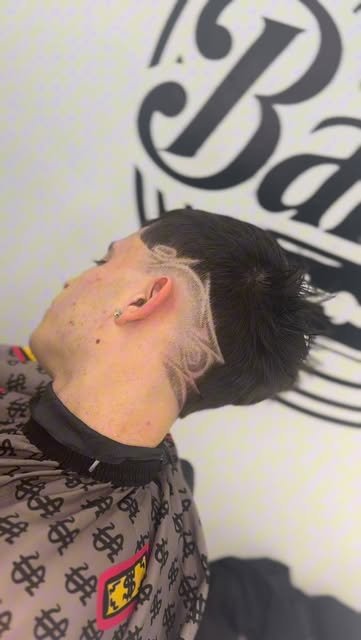 Diseño de líneas en el lateral junto al logo de la barbería