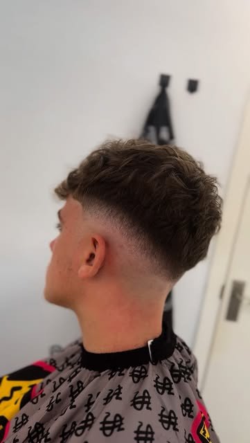 Corte con taper fade y flequillo texturizado